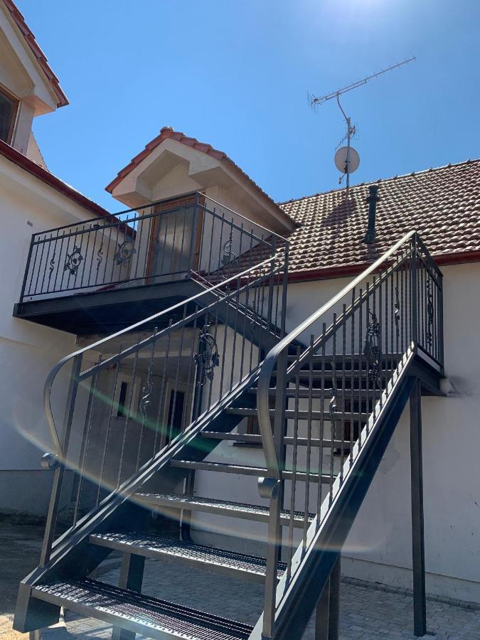 Apartmany In Veritas Mikulov Eksteriør billede